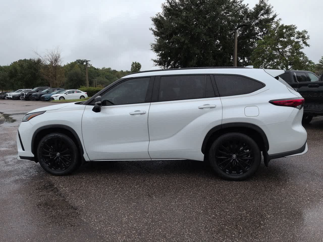 Used 2023 Toyota Highlander XSE FWD image 3