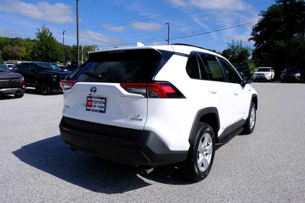 Used 2021 Toyota RAV4 LE AWD/4WD image 3