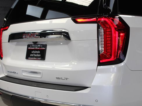 Used 2022 GMC Yukon XL SLT w/ SLT Premium Package AWD/4WD image 13