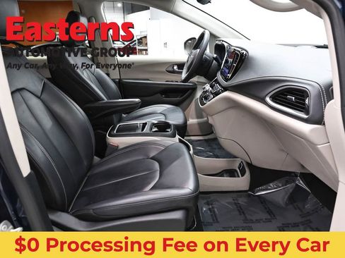 Used 2023 Chrysler Pacifica Touring-L FWD image 25