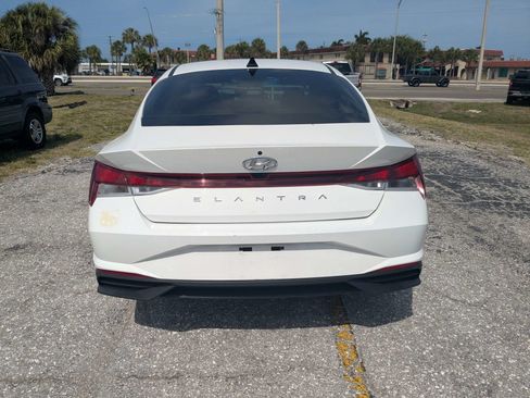 Used 2023 Hyundai Elantra SEL w/ Preferred Accessory Package FWD image 6