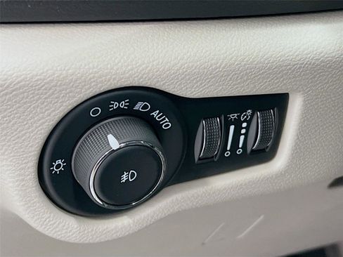 Used 2024 Chrysler Pacifica Touring-L image 10