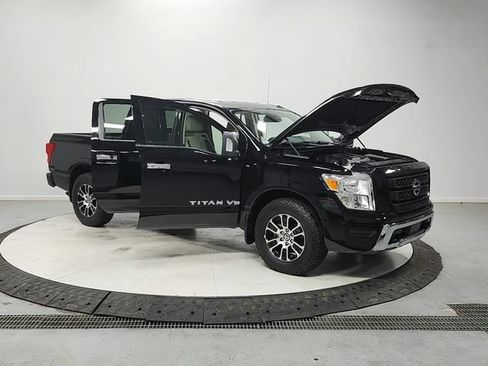 Used 2020 Nissan Titan SV w/ SV Convenience Package RWD image 9