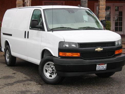 Used 2020 Chevrolet Express 3500 w/ Driver Convenience Package image 3