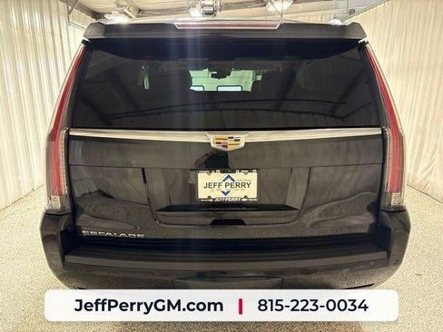 Used 2020 Cadillac Escalade Premium Luxury AWD/4WD image 4