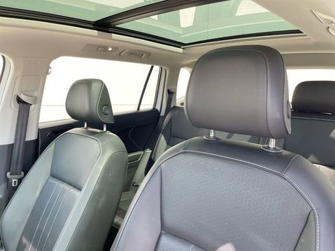 Used 2024 Volkswagen Tiguan SE w/ Panoramic Sunroof Package FWD image 13