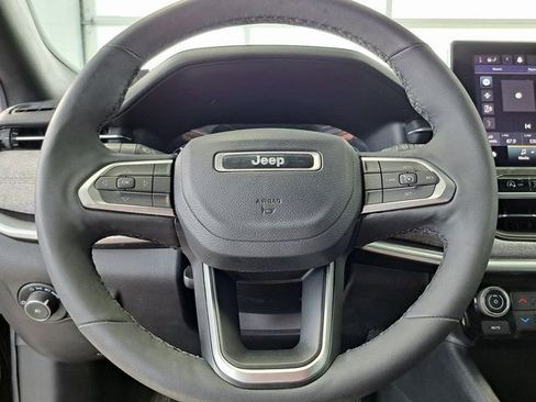 Used 2023 Jeep Compass Latitude AWD/4WD image 10
