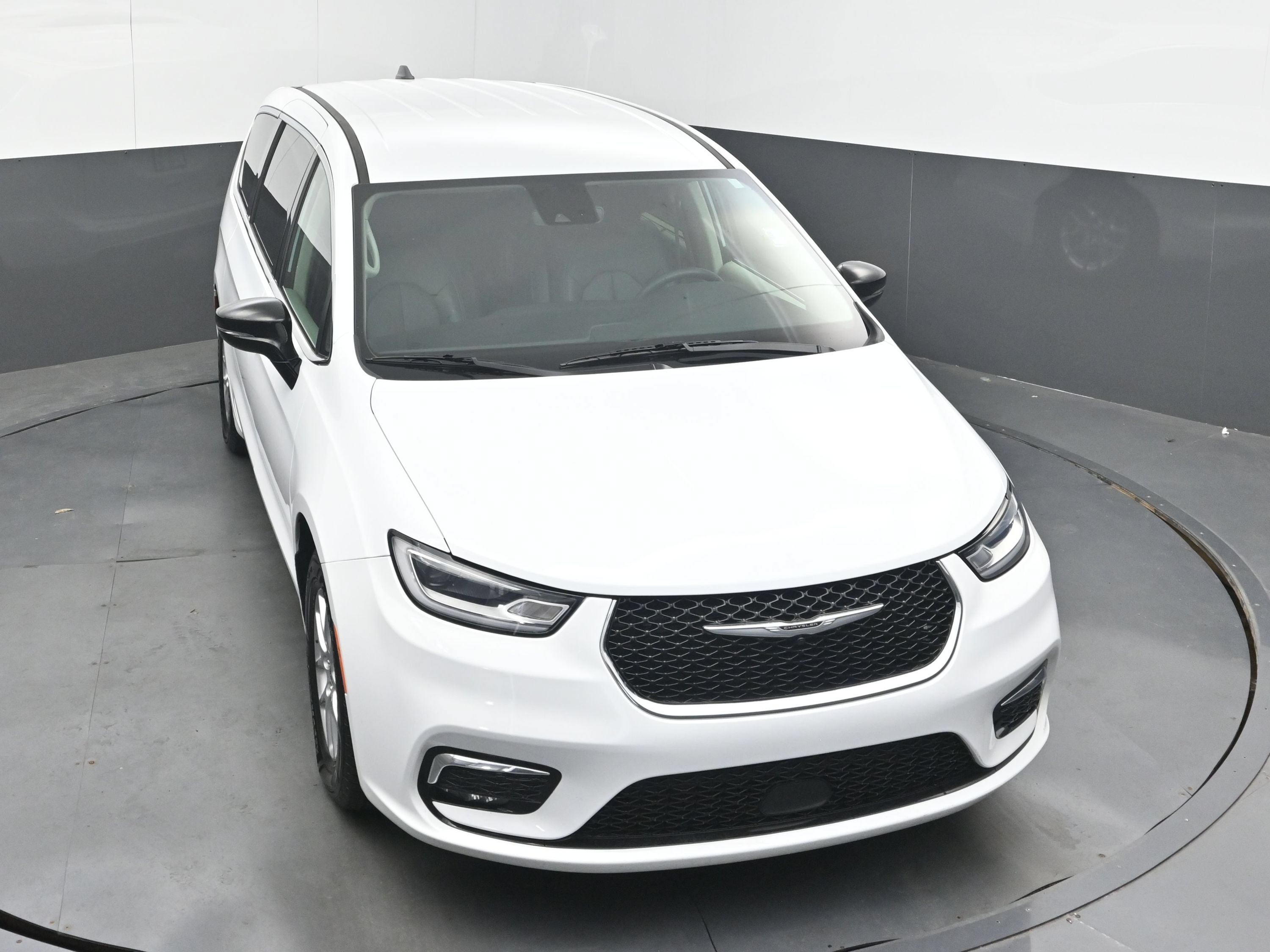 Used 2024 Chrysler Pacifica Touring-L FWD image 35