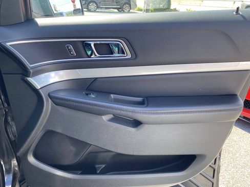 Used 2017 Ford Explorer XLT w/ Equipment Group 202A AWD/4WD image 18