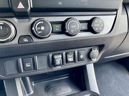 Used 2019 Toyota Tacoma TRD Off-Road AWD/4WD image 37
