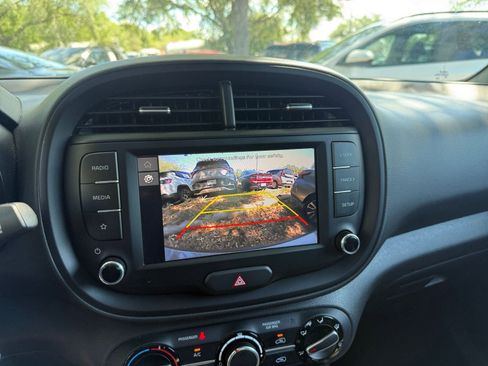 Used 2025 Kia Soul LX w/ LX Technology Package FWD image 21