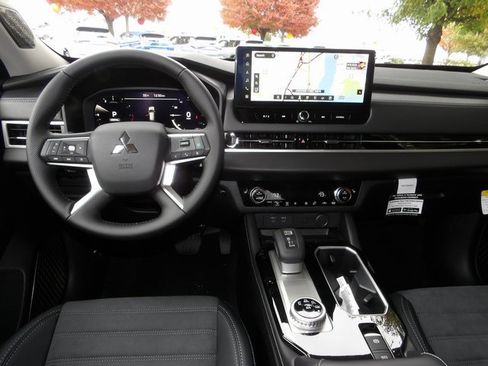 New 2025 Mitsubishi Outlander SE image 14