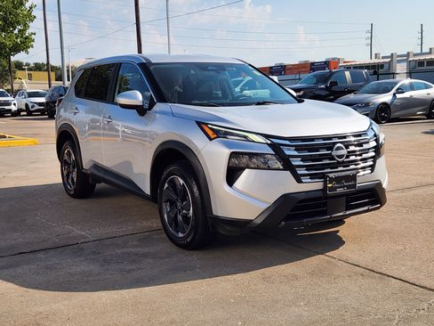 Used 2024 Nissan Rogue SV FWD image 4