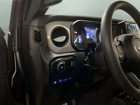 Used 2024 Jeep Wrangler Unlimited image 31