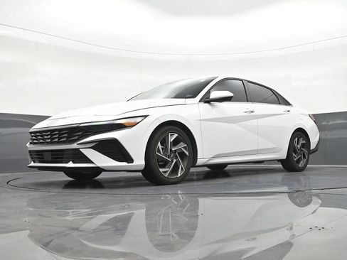 Used 2025 Hyundai Elantra SEL FWD image 23