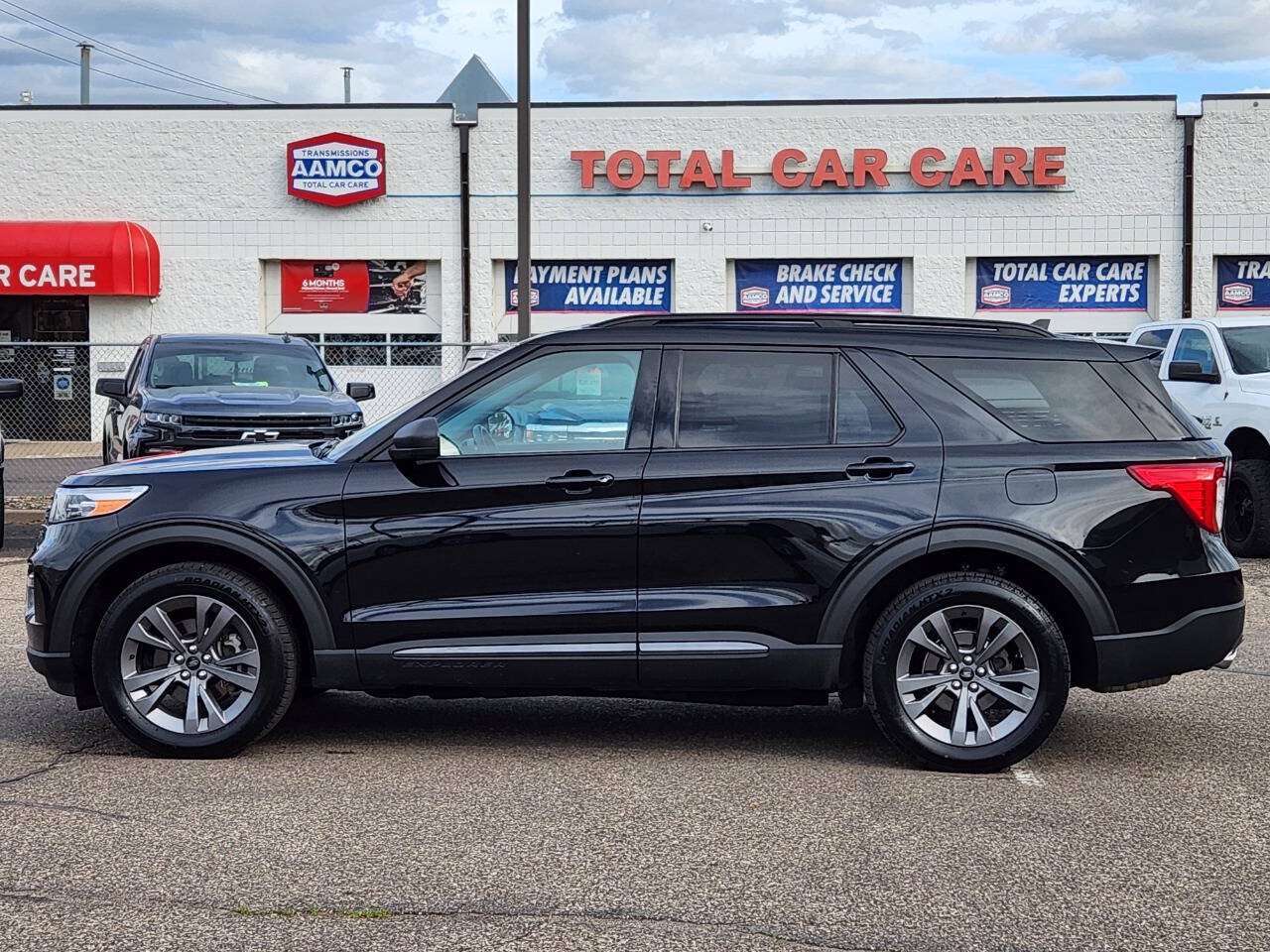 Used 2021 Ford Explorer XLT w/ Equipment Group 202A AWD/4WD image 3
