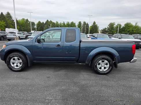 Used 2013 Nissan Frontier SV w/ SV Value Truck Pkg RWD image 2