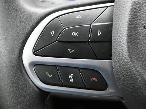 Used 2024 Chrysler Pacifica Touring-L FWD image 25
