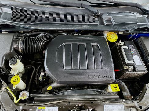 Used 2019 Dodge Grand Caravan SE w/ UConnect Hands-Free Group image 32