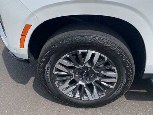 Used 2025 Chevrolet Suburban Z71 image 18