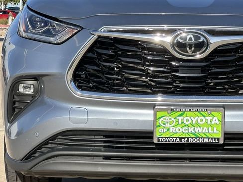 Used 2023 Toyota Highlander Limited FWD image 8