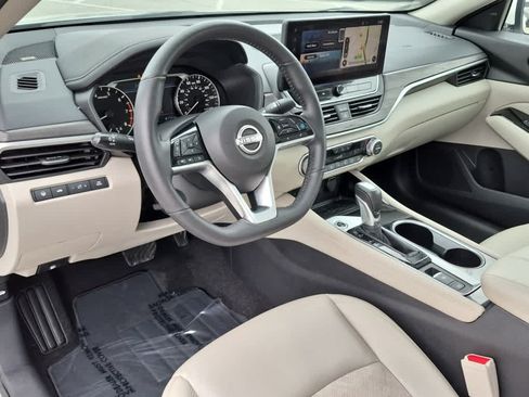 Used 2024 Nissan Altima 2.5 SL FWD image 11