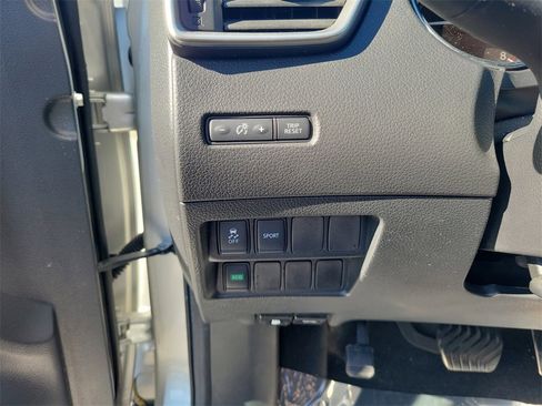 Used 2015 Nissan Rogue SV image 61