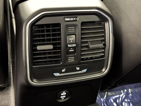 Used 2025 Porsche Macan image 12