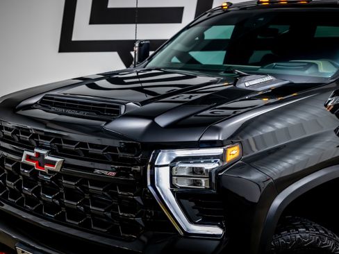 Used 2024 Chevrolet Silverado 2500 ZR2 w/ Technology Package image 24