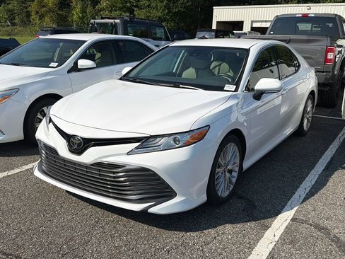 Used 2019 Toyota Camry XLE FWD image 3