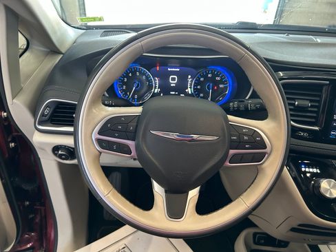 Used 2020 Chrysler Pacifica Limited FWD image 17