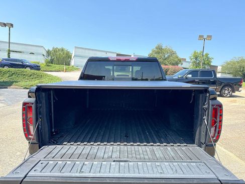Used 2024 GMC Sierra 1500 AT4 w/ Technology Package AWD/4WD image 17