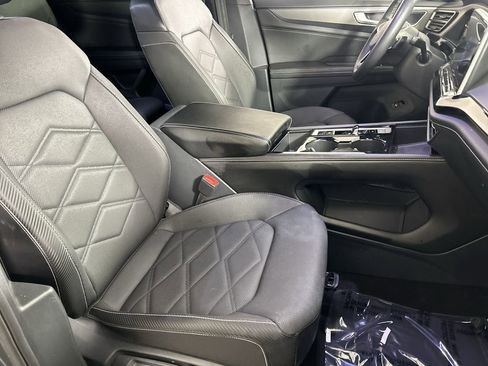 Used 2024 Volkswagen Atlas Cross Sport SE image 25