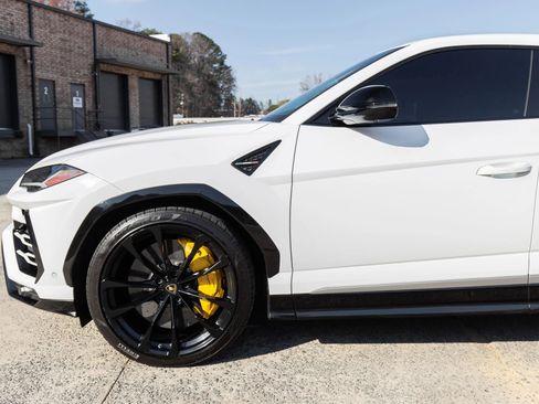 Used 2020 Lamborghini Urus image 2