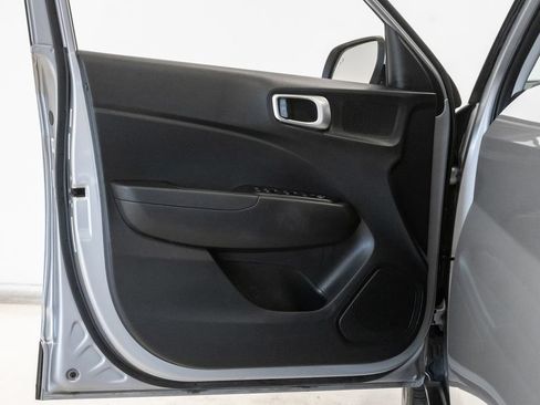 Used 2025 Hyundai Venue SEL FWD image 8
