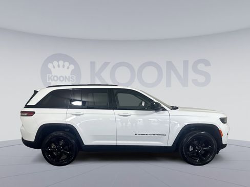 Used 2025 Jeep Grand Cherokee Altitude AWD/4WD image 8