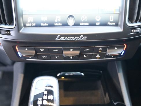 Used 2020 Maserati Levante image 31