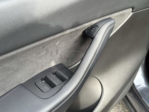 Used 2022 Tesla Model Y Long Range image 20