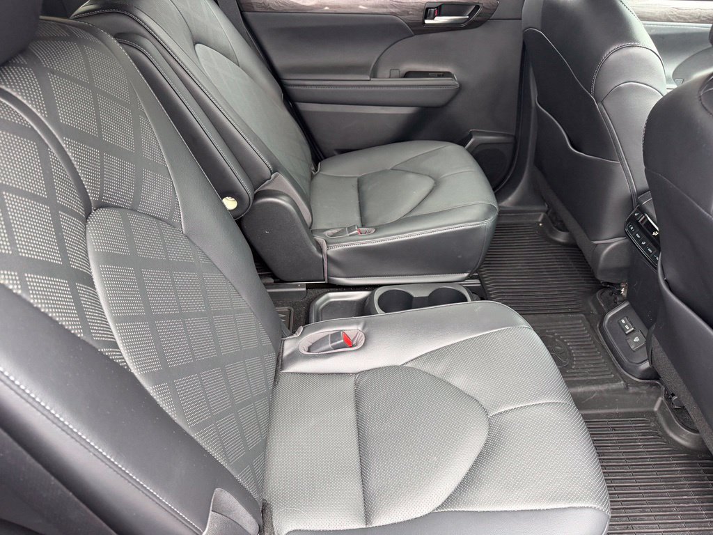 Used 2023 Toyota Highlander Platinum FWD image 17
