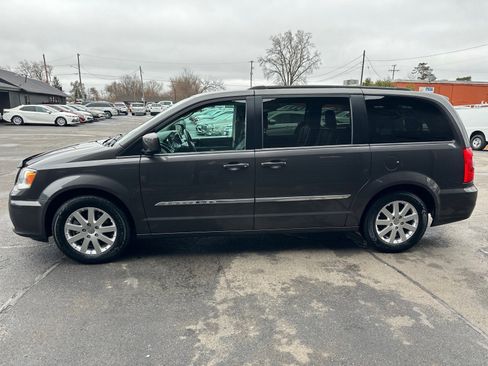 Used 2016 Chrysler Town & Country Touring image 6