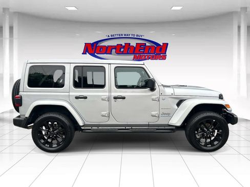 Used 2024 Jeep Wrangler Unlimited Sahara w/ Technology Group AWD/4WD image 2