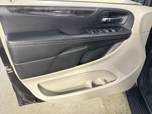 Used 2015 Chrysler Town & Country Touring-L w/ Driver Convenience Group FWD image 21