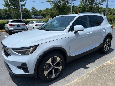 Used 2024 Volvo XC40 B5 Plus AWD/4WD image 3
