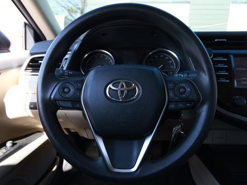 Used 2018 Toyota Camry LE image 7