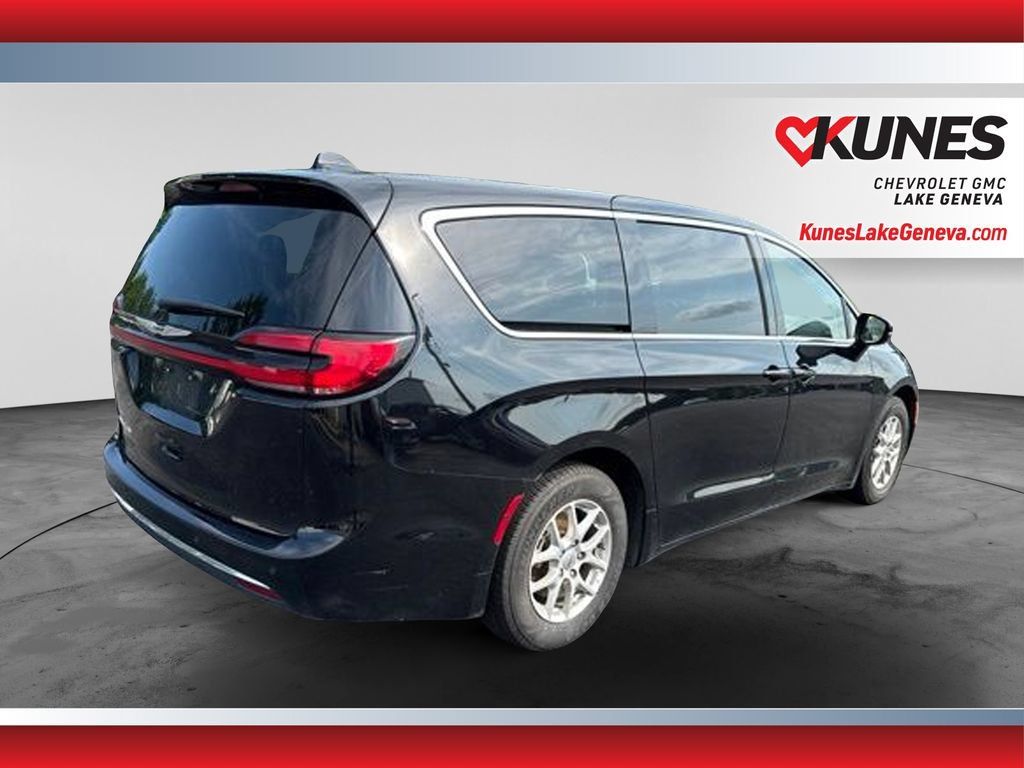 Used 2024 Chrysler Pacifica Touring-L FWD image 5