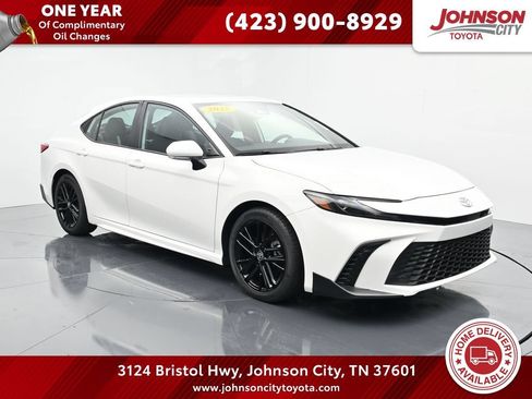 Used 2025 Toyota Camry SE w/ Convenience Package FWD image 1