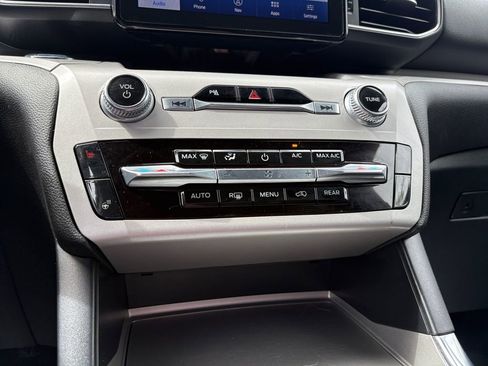 Used 2024 Ford Explorer XLT w/ Equipment Group 202A AWD/4WD image 19
