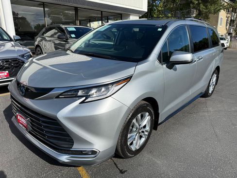 Used 2024 Toyota Sienna Limited AWD/4WD image 17