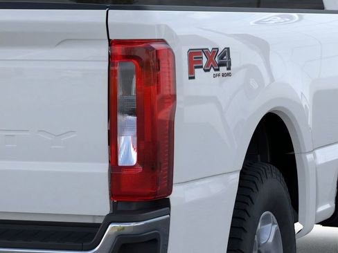 New 2026 Ford F250 XLT w/ FX4 Off-Road Package image 43