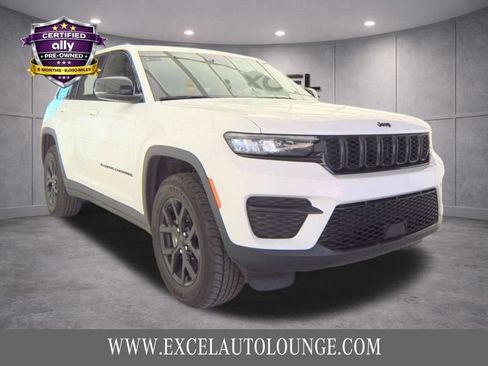 Used 2025 Jeep Grand Cherokee Altitude AWD/4WD image 9